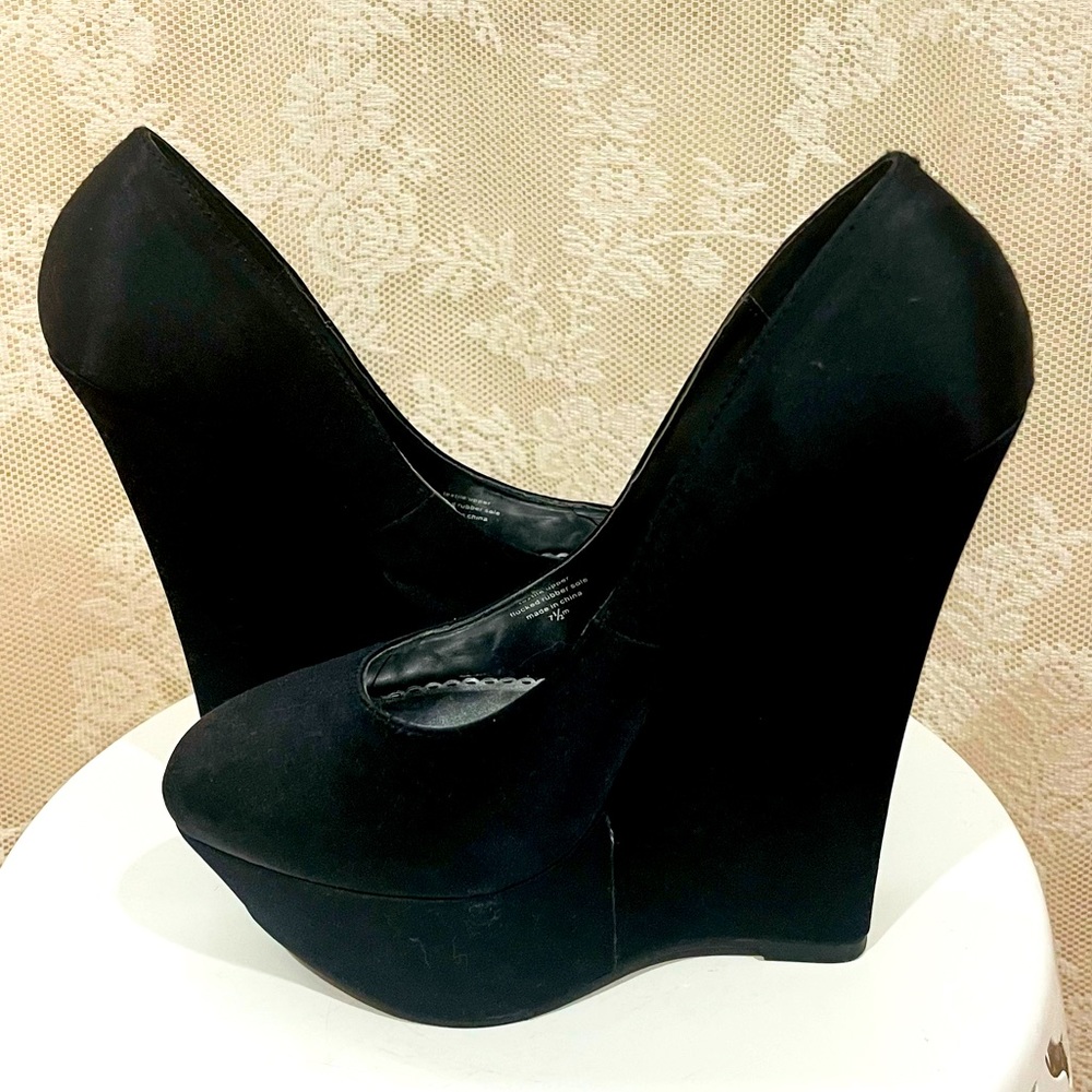 🖤BEBE Black Satin Platform Heels🖤